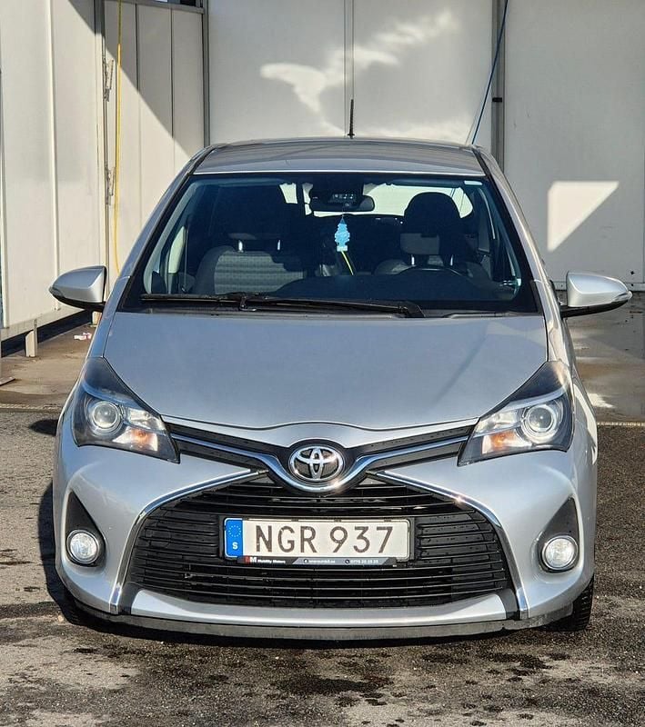 Begagnad 2016 Toyota Yaris Halvkombi | 93 000 kr (Bra pris) - Bild 1/4