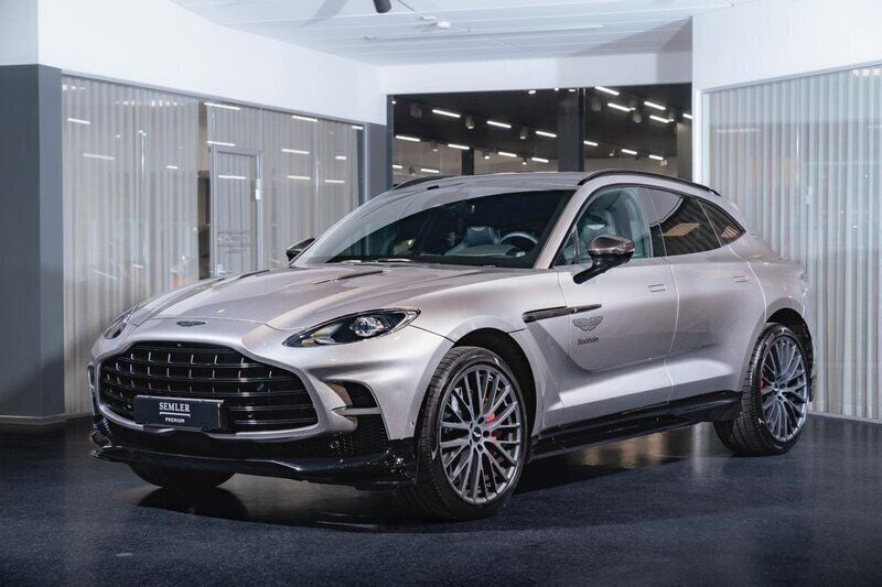 Grå (aluminite silver) Begagnad 2024 Aston Martin DBX 707 SUV | 2 895 000 kr - Bild 1/4