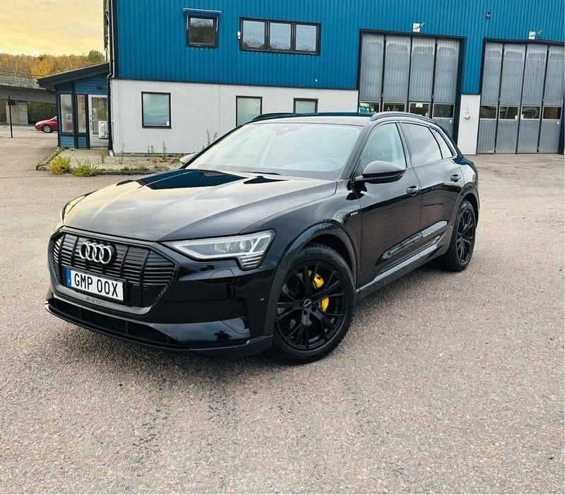 Svart Begagnad 2020 Audi e-tron Proline SUV | 277 900 kr (Marknadspris) - Bild 1/4