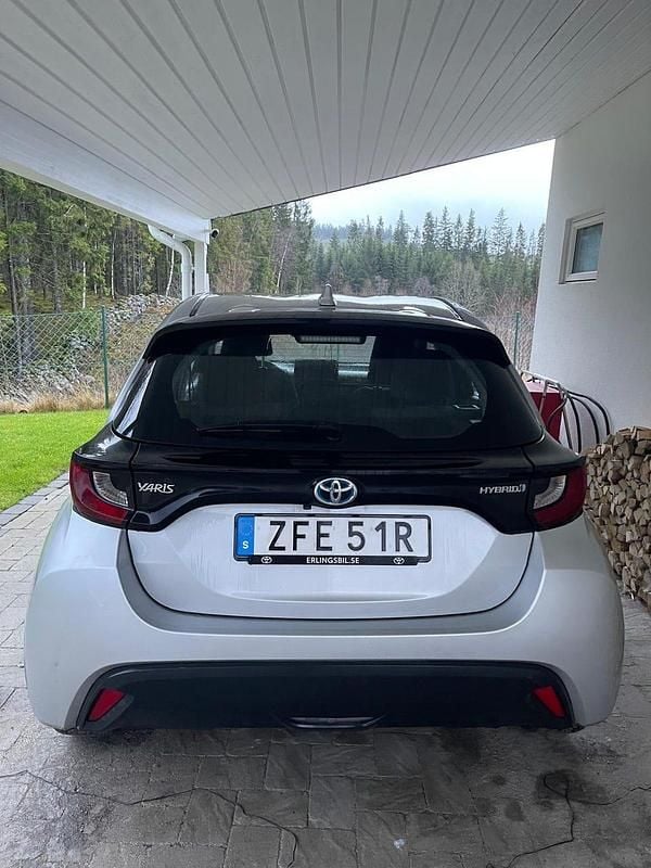 Begagnad 2021 Toyota Yaris Hybrid Halvkombi | 165 000 kr (Bra pris) - Bild 1/4