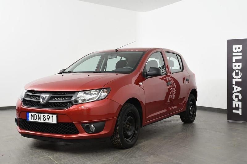 Röd Begagnad 2015 Dacia Sandero Ambiance Halvkombi | 69 800 kr (Bra pris) - Bild 1/4