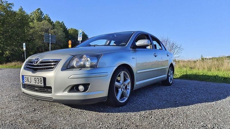 Silver Begagnad 2006 Toyota Avensis Sedan | 36 500 kr (Bra pris) - Bild 1/4