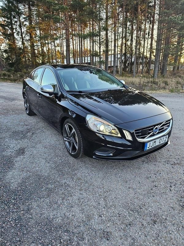 Begagnad Volvo S60 R-Design 304 HK (223 kW) 2012 Svart metallic Sedan