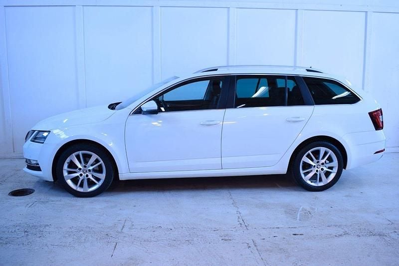 Vit Begagnad 2017 Skoda Octavia Style Kombi | 139 900 kr (Marknadspris) - Bild 1/4