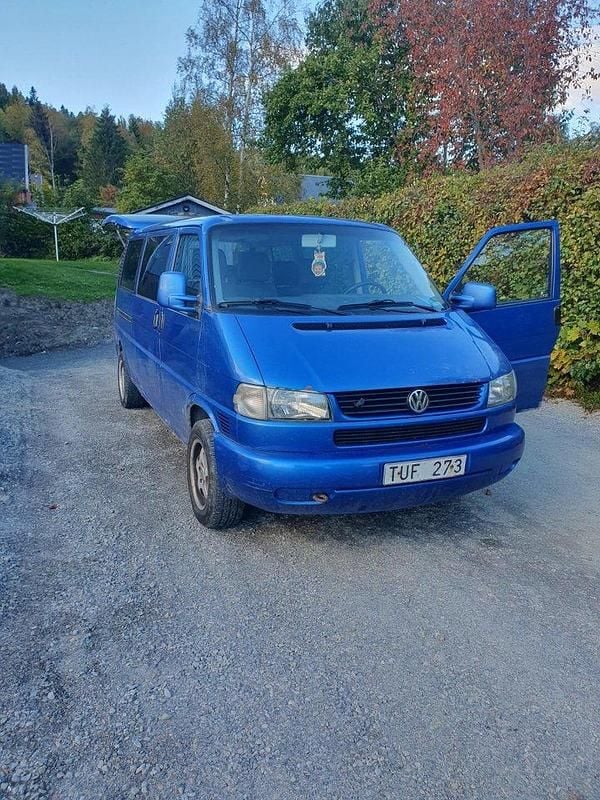 Blå Begagnad 2003 VW Caravelle Minibuss | 40 000 kr - Bild 1/4