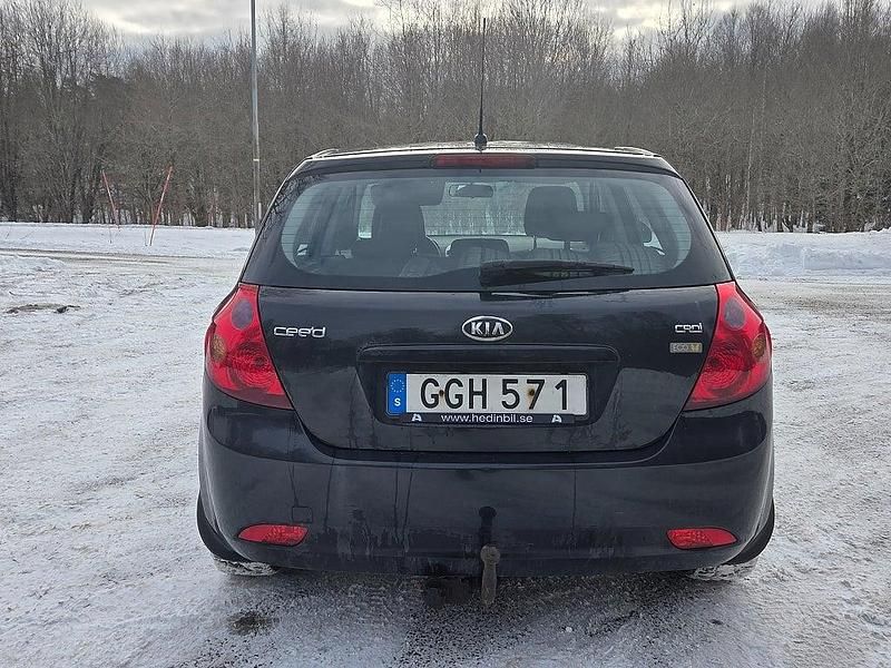 Begagnad Kia Ceed 90 HK (66 kW) 2008 Svart Halvkombi