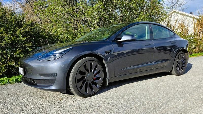 Grå Begagnad 2021 Tesla Model 3 Performance Sedan | 349 000 kr (Marknadspris) - Bild 1/1
