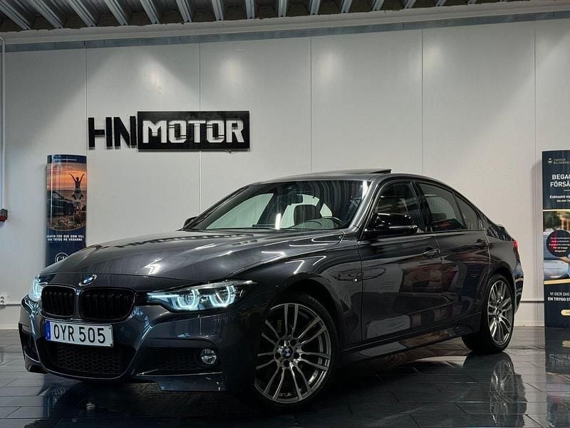 Grå Begagnad 2018 BMW 330 M Sport Sedan | 252 900 kr (Marknadspris) - Bild 1/4