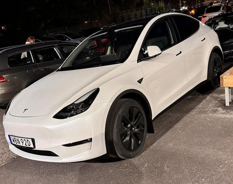 Vit Begagnad 2024 Tesla Model Y Long Range AWD SUV | 429 800 kr (Marknadspris) - Bild 1/1