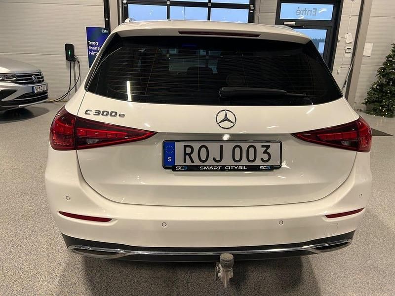 Begagnad Mercedes C300 Avantgarde 313 HK (230 kW) 2023 Vit Kombi