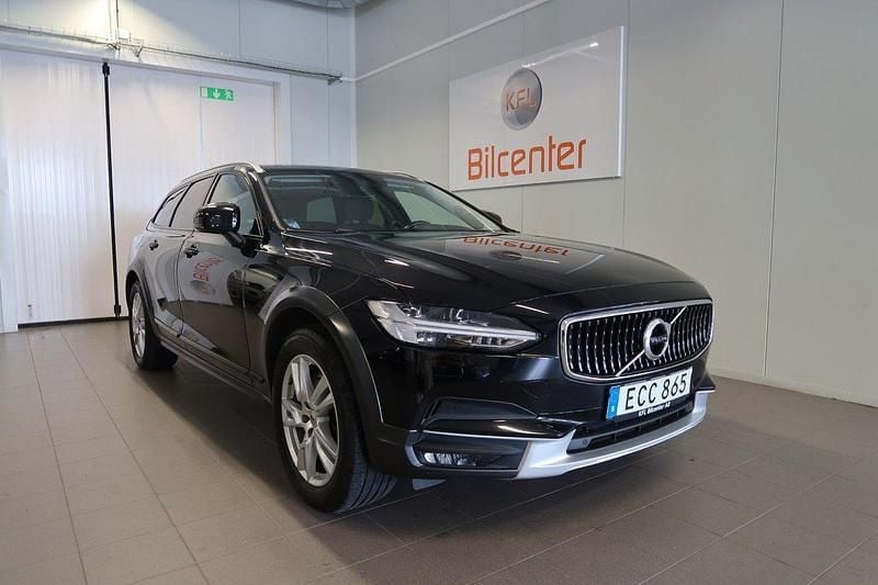 Svart Begagnad 2018 Volvo V90 CC Momentum Kombi | 279 900 kr (Marknadspris) - Bild 1/3