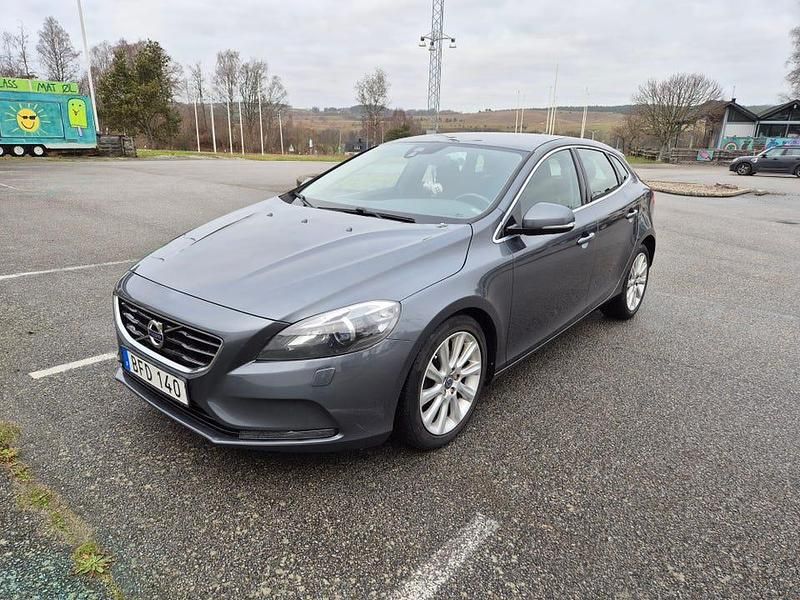 Begagnad 2014 Volvo V40 Halvkombi | 79 000 kr (Marknadspris) - Bild 1/4