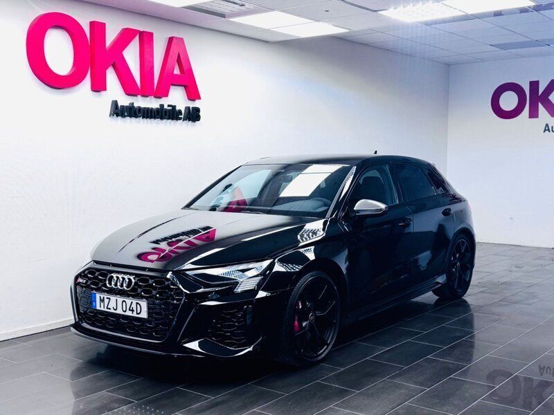 Svart Ny 2024 Audi RS3 Sportback Design Halvkombi | 699 800 kr (Marknadspris) - Bild 1/4