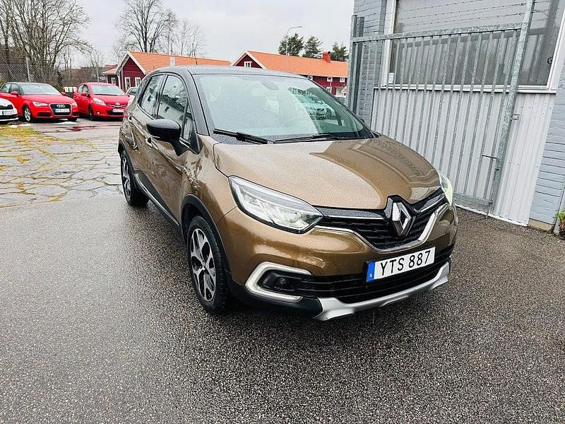 Brun Begagnad 2017 Renault Captur SUV | 109 900 kr (Marknadspris) - Bild 1/4