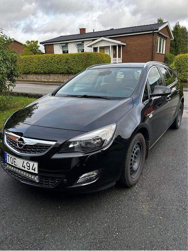 Svart Begagnad 2011 Opel Astra Enjoy Kombi | 45 000 kr (Marknadspris) - Bild 1/4