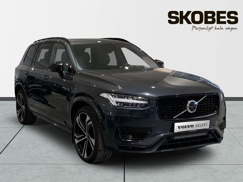 Grå Begagnad 2021 Volvo XC90 Pro SUV | 599 400 kr (Marknadspris) - Bild 1/3