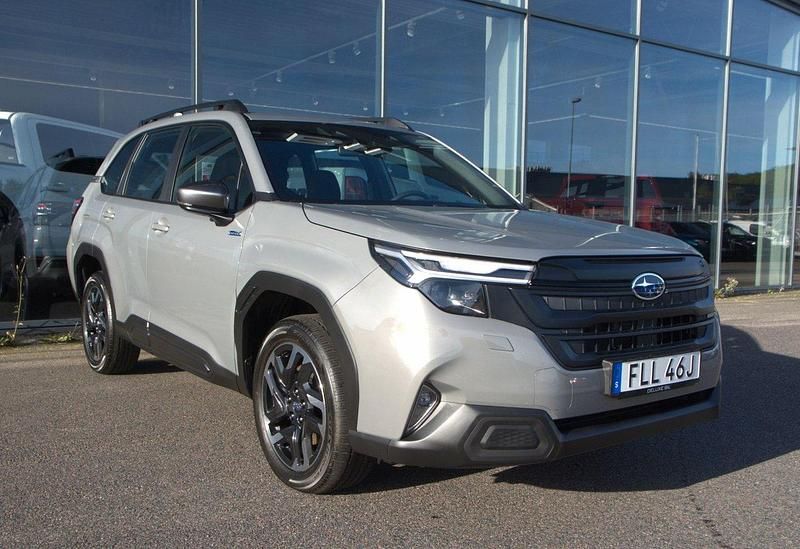 Grå Ny 2025 Subaru Forester SUV | 423 400 kr (Marknadspris) - Bild 1/4