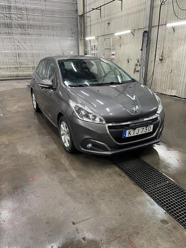 Grå Begagnad 2018 Peugeot 208 Halvkombi | 69 000 kr (Bra pris) - Bild 1/4