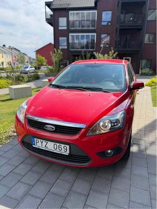 Röd Begagnad 2011 Ford Focus Platinum Kombi | 20 000 kr (Marknadspris) - Bild 1/4