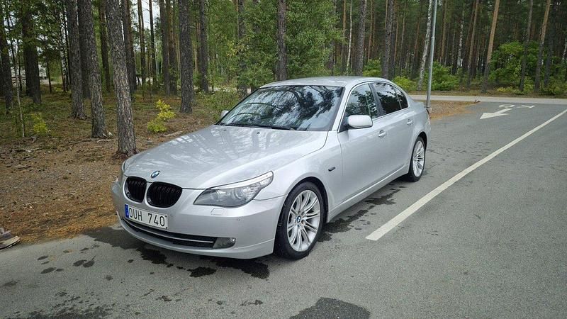 Grå Begagnad 2009 BMW 520 Sedan | 79 000 kr (Marknadspris) - Bild 1/4