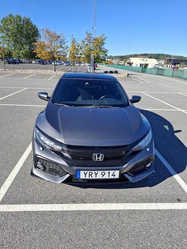Grå Begagnad 2017 Honda Civic Sport Plus Halvkombi | 193 000 kr (Bra pris) - Bild 1/4