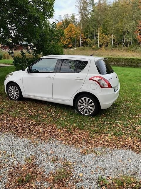 Vit Begagnad 2012 Suzuki Swift Halvkombi | 49 000 kr (Bra pris) - Bild 1/4
