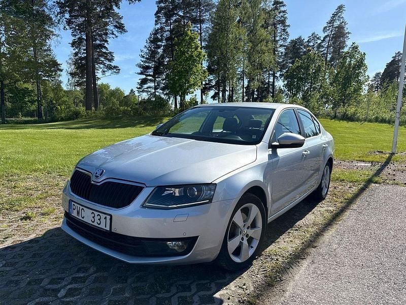 Silver Begagnad 2013 Skoda Octavia Elegance Halvkombi | 139 900 kr (Lite dyr) - Bild 1/4