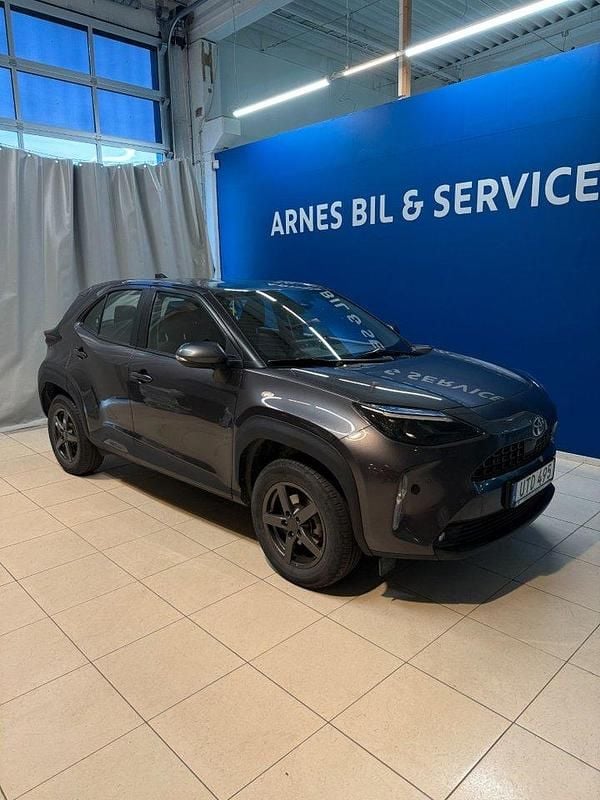 Mörkgrå (grå) Begagnad 2022 Toyota Yaris Cross Active SUV | 244 900 kr (Marknadspris) - Bild 1/4
