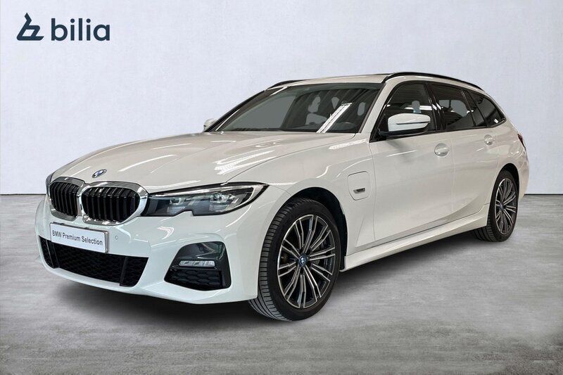 Vit (alpinvit ) Begagnad 2022 BMW 330e M Sport Kombi | 349 900 kr (Marknadspris) - Bild 1/4