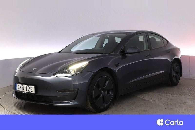 Grå Begagnad 2021 Tesla Model 3 Long Range AWD Sedan | 314 900 kr (Marknadspris) - Bild 1/4