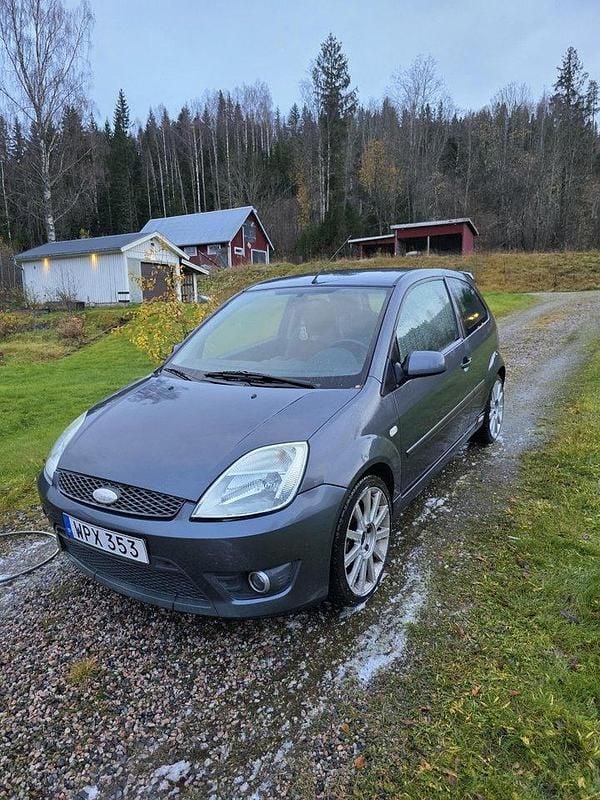 Grå Begagnad 2005 Ford Fiesta ST Halvkombi | 25 000 kr (Bra pris) - Bild 1/4