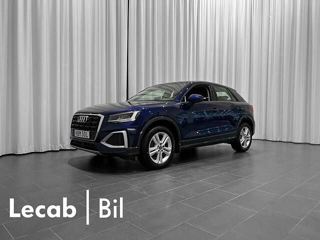 Navarrablå metallic Begagnad 2024 Audi Q2 Advanced SUV | 279 500 kr (Marknadspris) - Bild 1/4