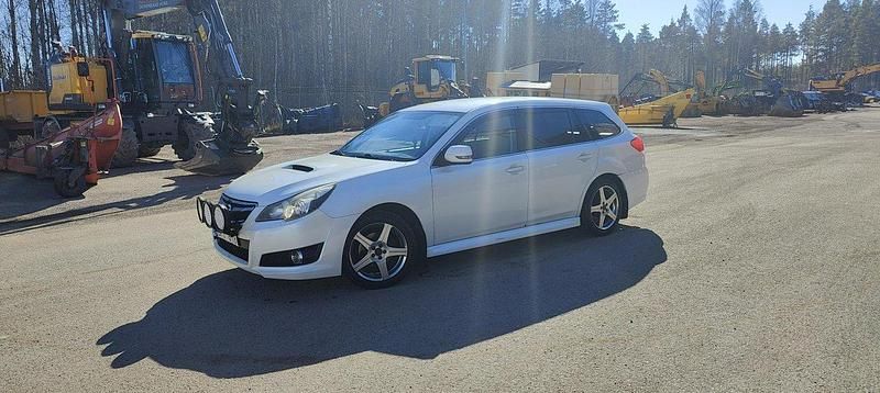 Vit Begagnad 2010 Subaru Legacy Kombi | 54 000 kr (Lite dyr) - Bild 1/4