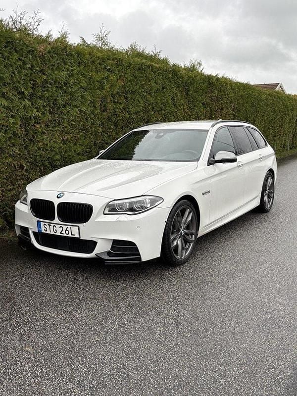 Vit Begagnad 2015 BMW M550 Comfort Edition Sedan | 229 000 kr (Bra pris) - Bild 1/4