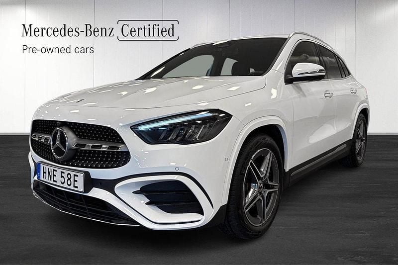 Vit Begagnad 2024 Mercedes GLA200 AMG SUV | 429 000 kr (Marknadspris) - Bild 1/4