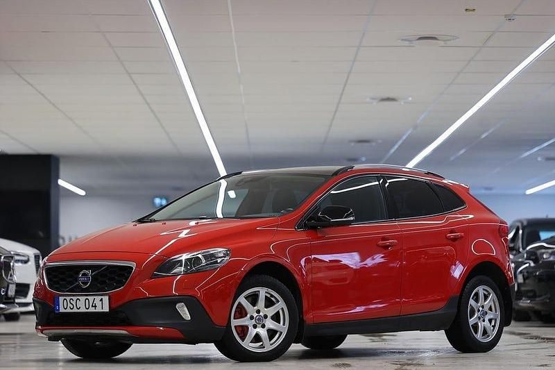 Begagnad Volvo V40 CC Summum 190 HK (139 kW) 2015 Röd Kombi