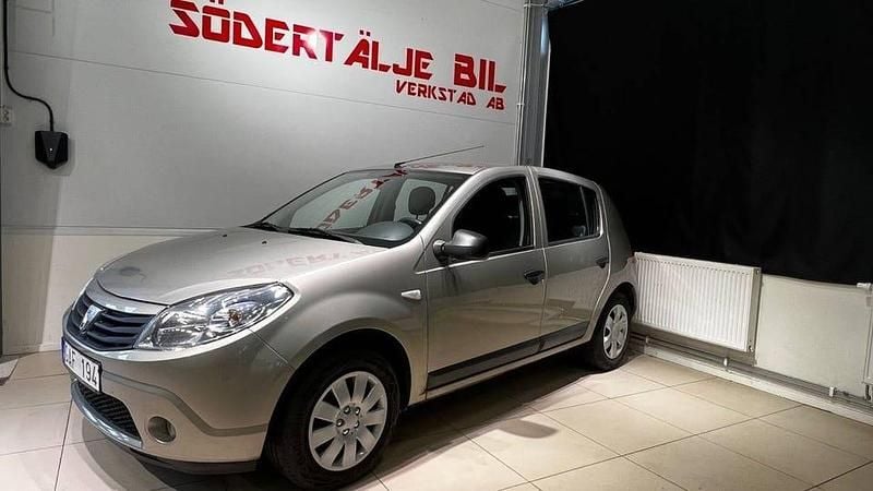 Grå Begagnad 2010 Dacia Sandero Halvkombi | 44 900 kr (Dyr) - Bild 1/4