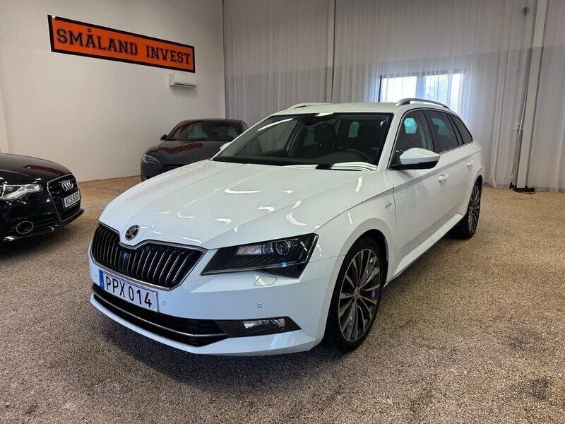 Vit Begagnad 2018 Skoda Superb Business Line Kombi | 252 500 kr (Marknadspris) - Bild 1/4