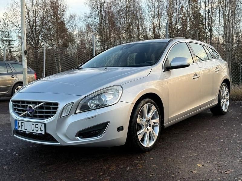 Grå Begagnad 2013 Volvo V60 Momentum Kombi | 109 900 kr (Bra pris) - Bild 1/4