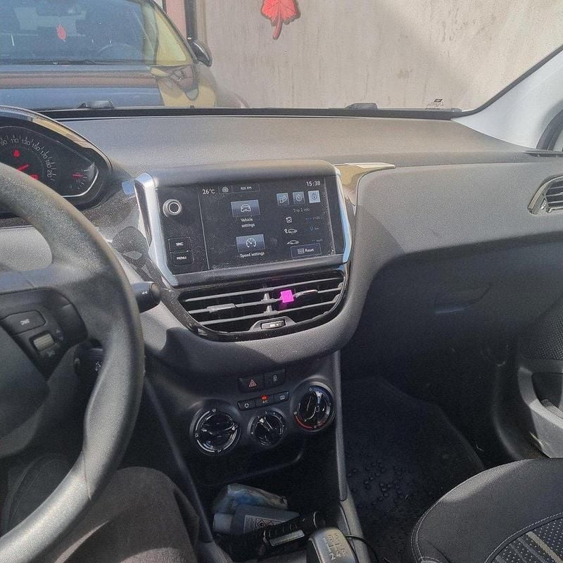 Vit Begagnad 2015 Peugeot 208 Halvkombi | 44 500 kr (Marknadspris) - Bild 1/4