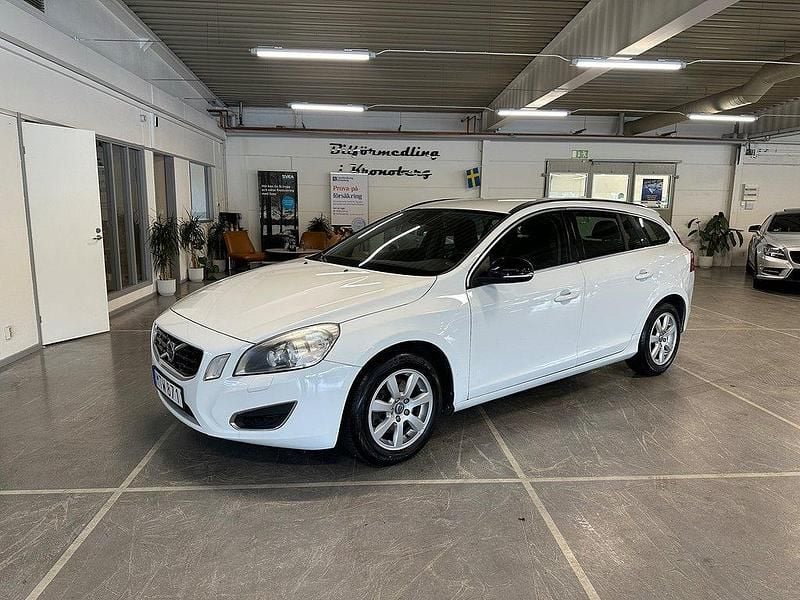 Vit Begagnad 2012 Volvo V60 Momentum Kombi | 89 900 kr (Marknadspris) - Bild 1/4