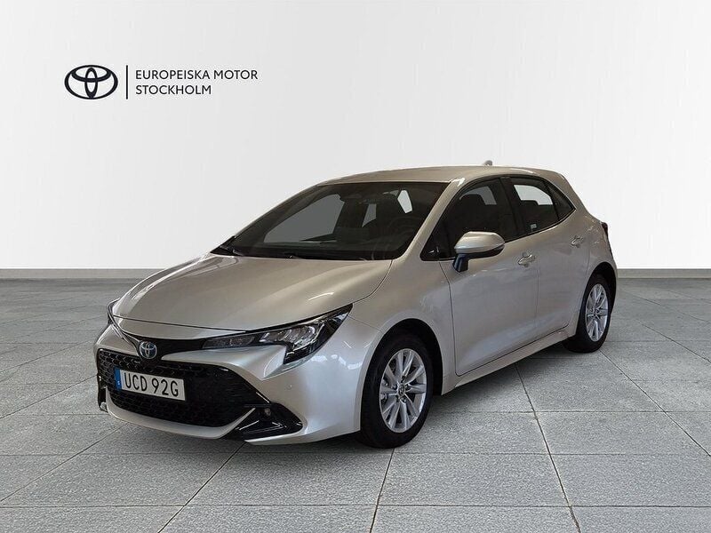 Silver Ny 2024 Toyota Corolla Active Halvkombi | 299 800 kr (Marknadspris) - Bild 1/4