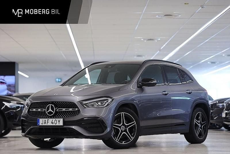 Mörkgrå Begagnad 2023 Mercedes GLA200 AMG SUV | 369 900 kr (Marknadspris) - Bild 1/3