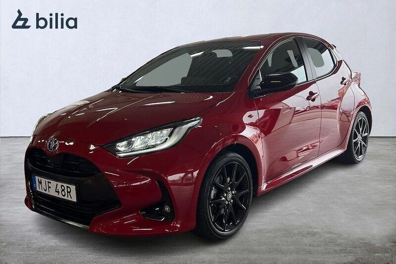 Röd Begagnad 2022 Toyota Yaris Hybrid Style Halvkombi | 239 900 kr (Marknadspris) - Bild 1/4