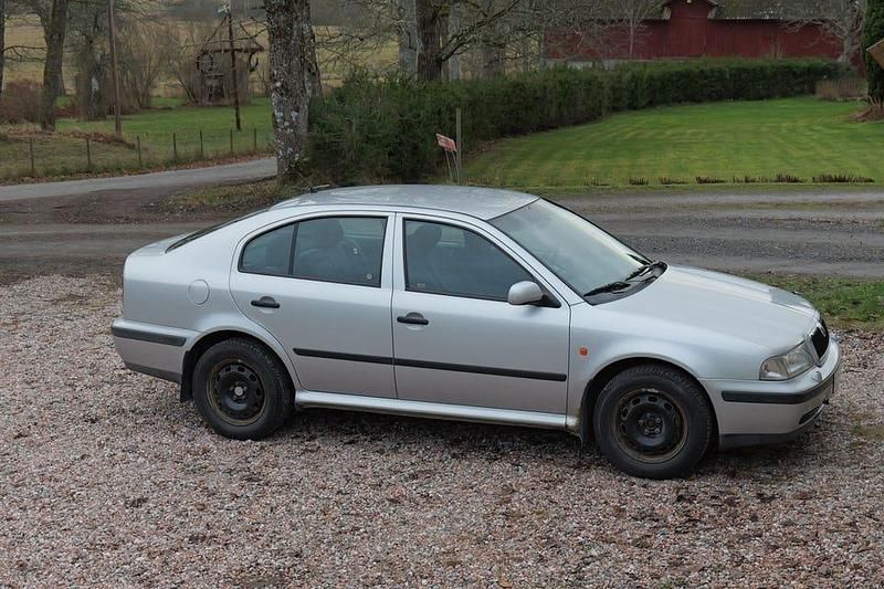 Begagnad 2000 Skoda Octavia Halvkombi | 16 000 kr (Marknadspris) - Bild 1/4