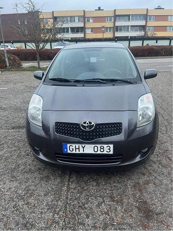 Grå Begagnad 2007 Toyota Yaris Halvkombi | 57 900 kr (Marknadspris) - Bild 1/4