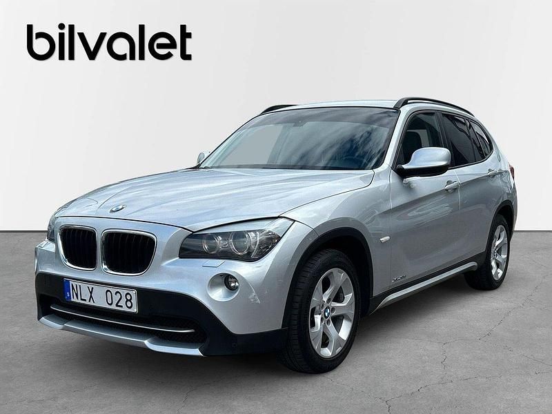 Ljusgrå Begagnad 2010 BMW X1 SUV | 109 900 kr (Marknadspris) - Bild 1/4