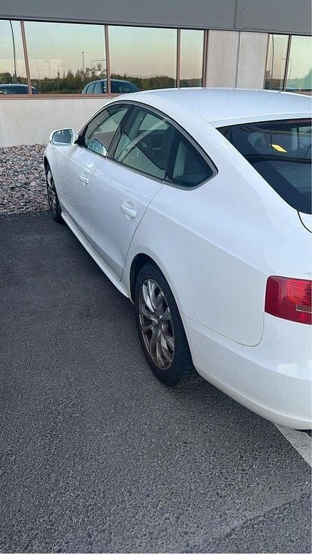 Vit Begagnad 2011 Audi A5 Sportkupé | 60 000 kr (Marknadspris) - Bild 1/4