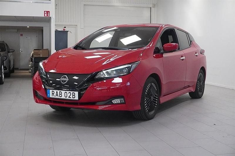 Röd Begagnad 2022 Nissan Leaf N-Connecta Halvkombi | 179 800 kr (Bra pris) - Bild 1/4