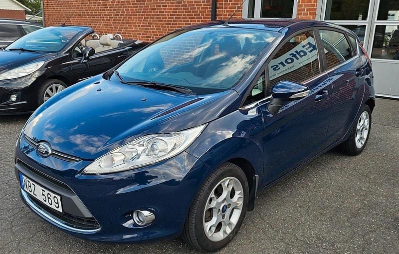 Blå Begagnad 2012 Ford Fiesta Titanium Halvkombi | 79 900 kr (Marknadspris) - Bild 1/4